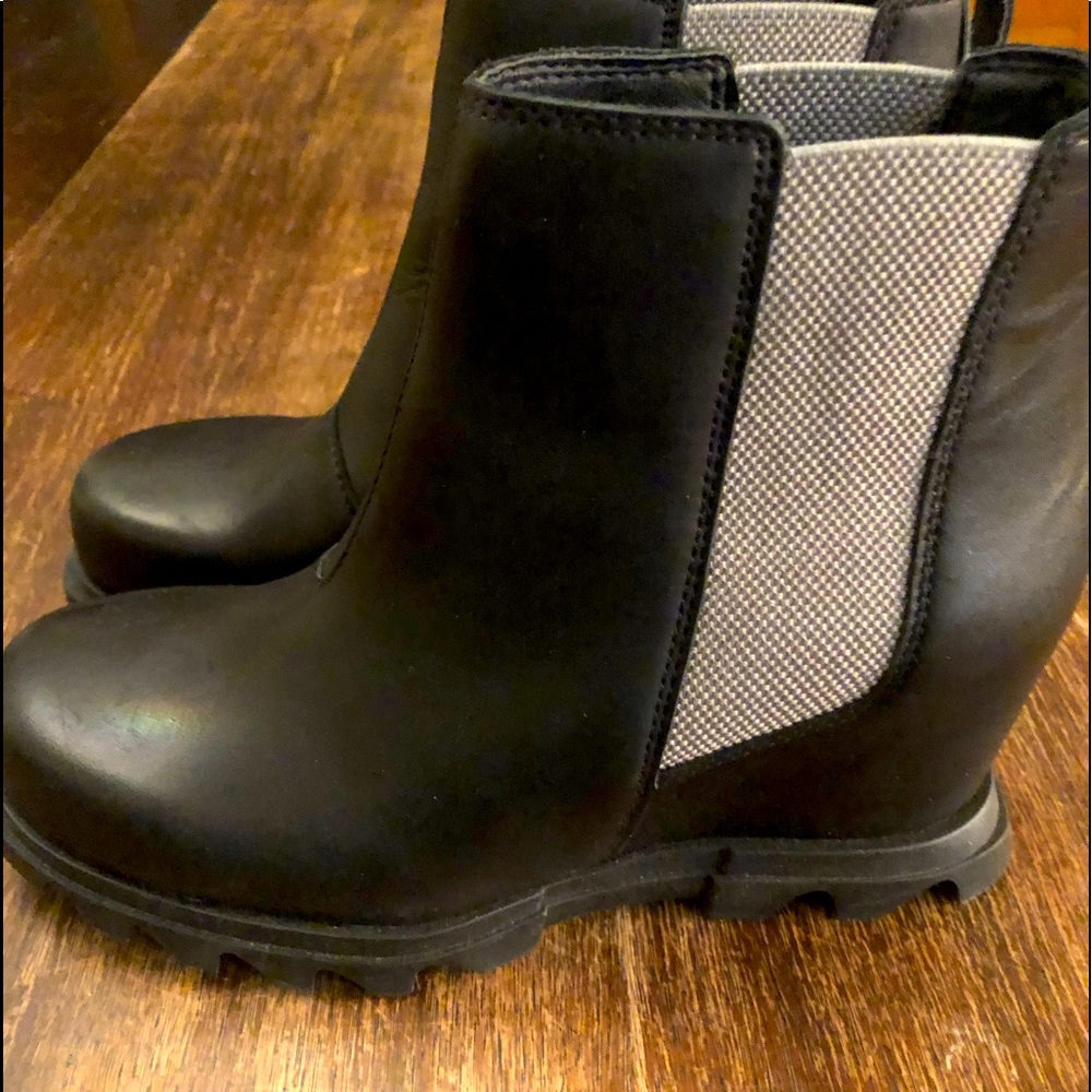New Sorel boots.  Black with a gray strip.  Size 7.5.
